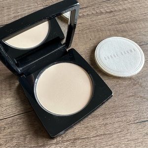 Bobbi Brown sheer finish pressed powder in Pale Yellow